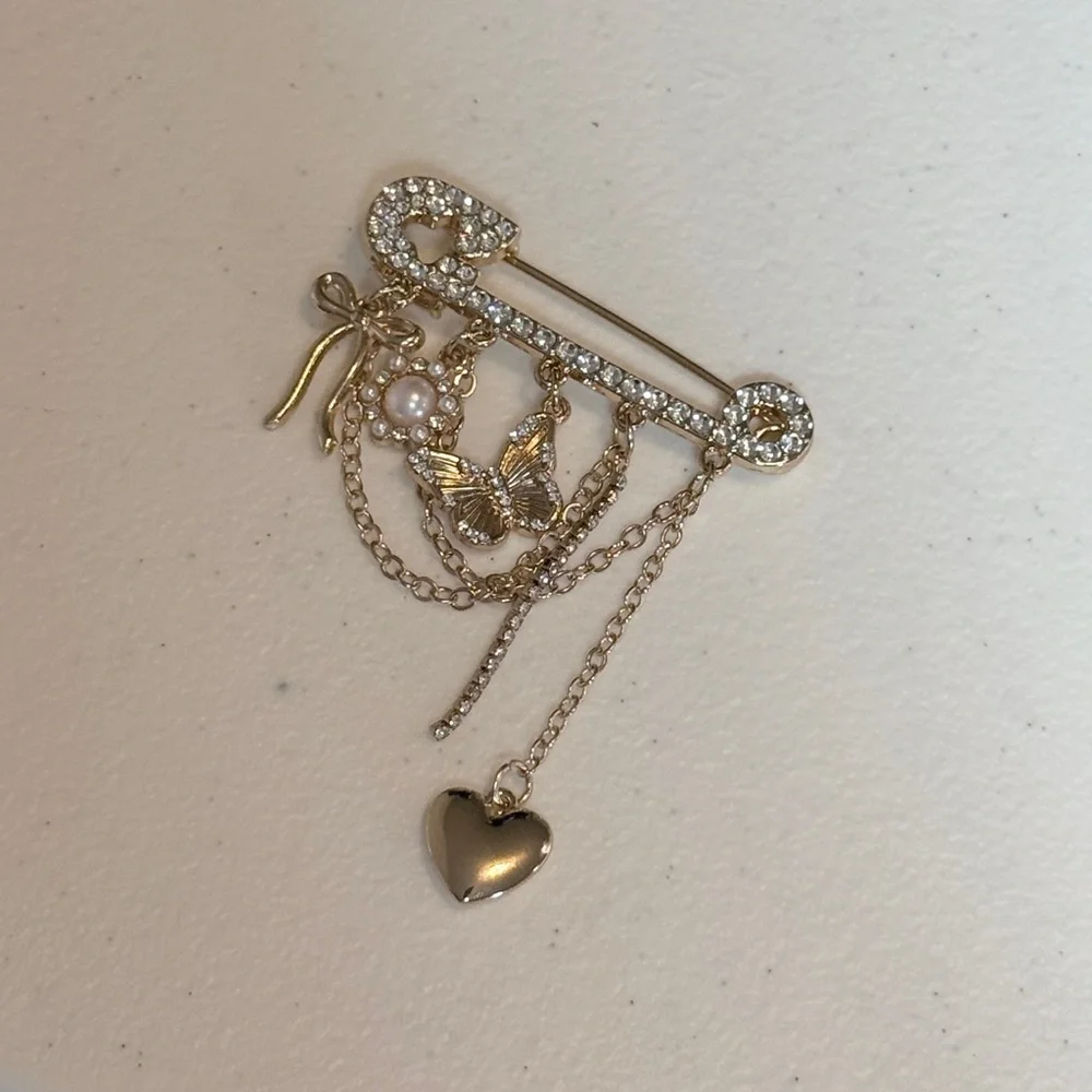 ⚜️ Gold Butterfly Charm Brooch
